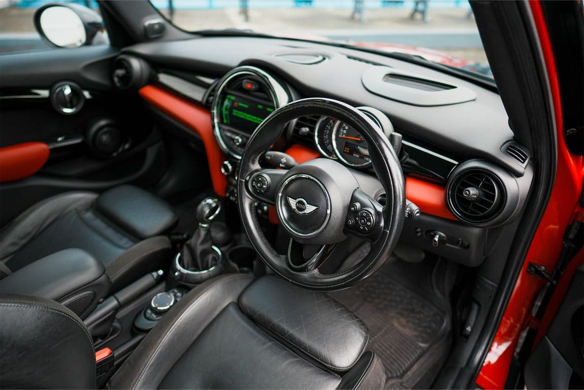 2016 MINI COOPER D 5 DOOR — Photo 5