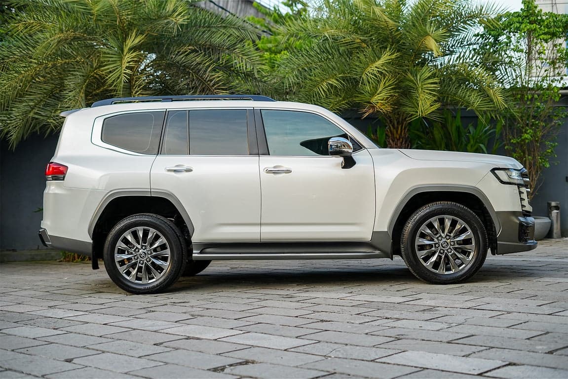 2022 TOYOTA LAND CRUISER 300 ZX — Photo 10